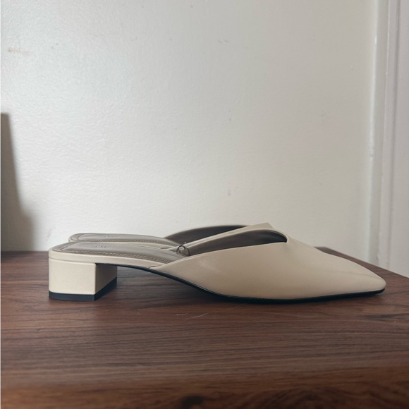Zara Shoes - White leather mules